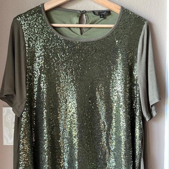 DG2 Sequin Green Short Sleeve High Low Top - Picture 1 of 7